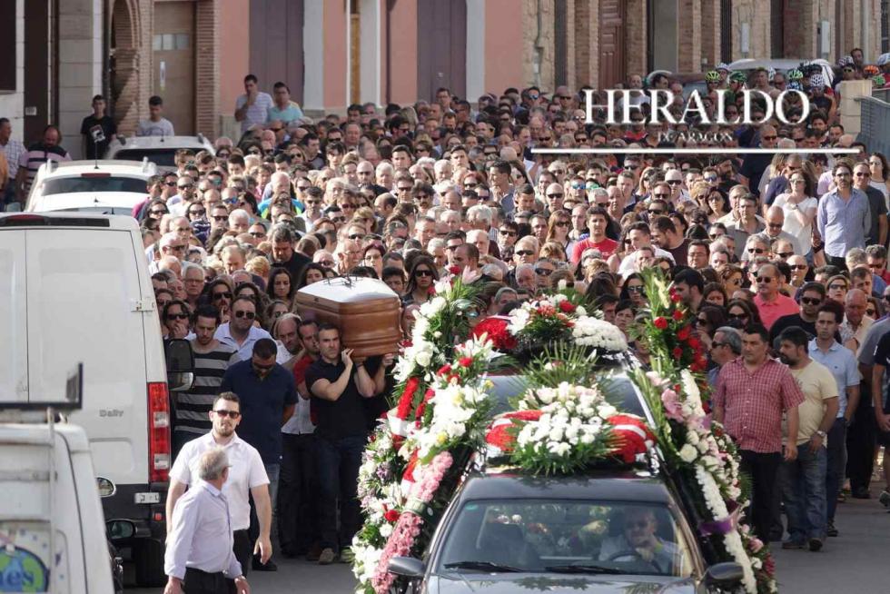 Multitudinaria despedida en Cella a José Lorenzo Albelda. Unas 2.000 personas asistieron el 17 de julio al funeral del ciclista de 43 años arrollado por un coche dos días antes. Desde Teruel acudieron en bicicleta medio centenar de compañeros convocados por el Club Bici.