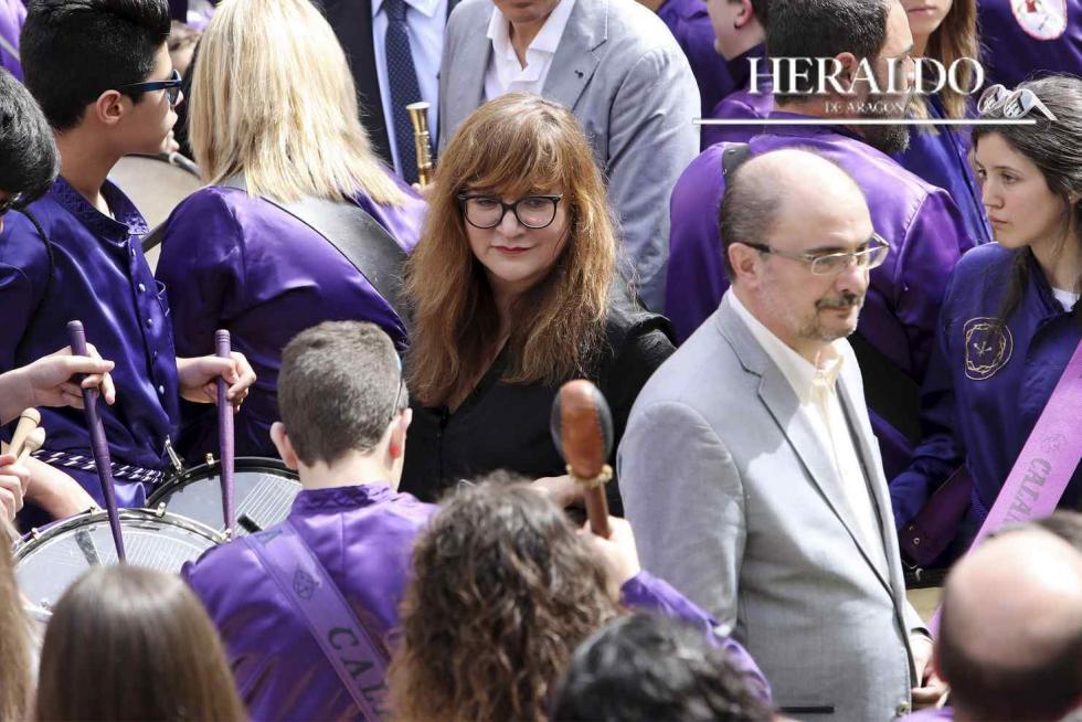 La cineasta Isabel Coixet fue la invitada a la Rompida de la Hora en Calanda el Viernes Santo acompañada de José Ramón Ibáñez, alcalde de Calanda y el presidente aragonés Javier Lambán.