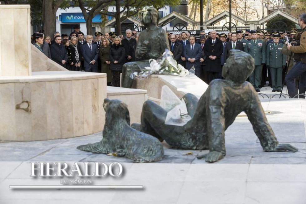 Homenaje celebrado el 11 de diciembre en la plaza de la Esperanza de Zaragoza por el XXX aniversario del atentado de ETA a la casa cuartel de la Guardia Civil en la avenida de Cataluña presidido por el ministro del Interior, Juan Ignacio Zoido y al que acudieron, entre otras personalidades civiles y militares, Javier Lambán, Violeta Barba, Gustavo Alcalde y Pedro Santisteve.