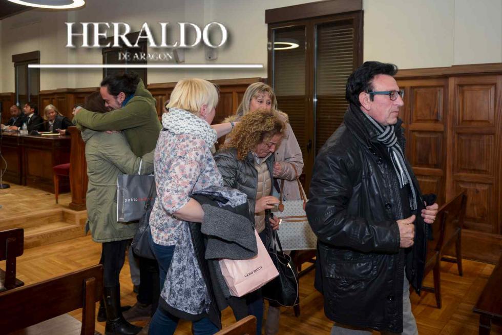 Un jurado popular declaraba culpables el 14 de diciembre a los dos procesados por el robo y la muerte, en febrero de 2015, del comerciante Luis Esteban de 52 años de edad, de Fuentes Claras. En la imagen, Los familiares del fallecido se abrazan tras conocer el veredicto.