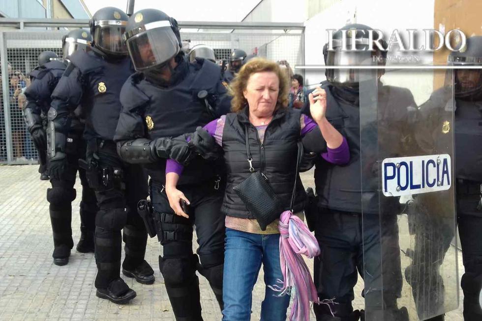 1-O. Fracaso del referéndum en Cataluña. El órdago del independentismo catalán al Estado de derecho fracasó en su intento de dotar al referéndum ilegal de unas mínimas garantías democráticas, hubo incidentes, algunos de ellos graves, en varios colegios electorales de Cataluña. En la imagen, una mujer es desalojada por la Policía en un centro de votación de Tarragona.