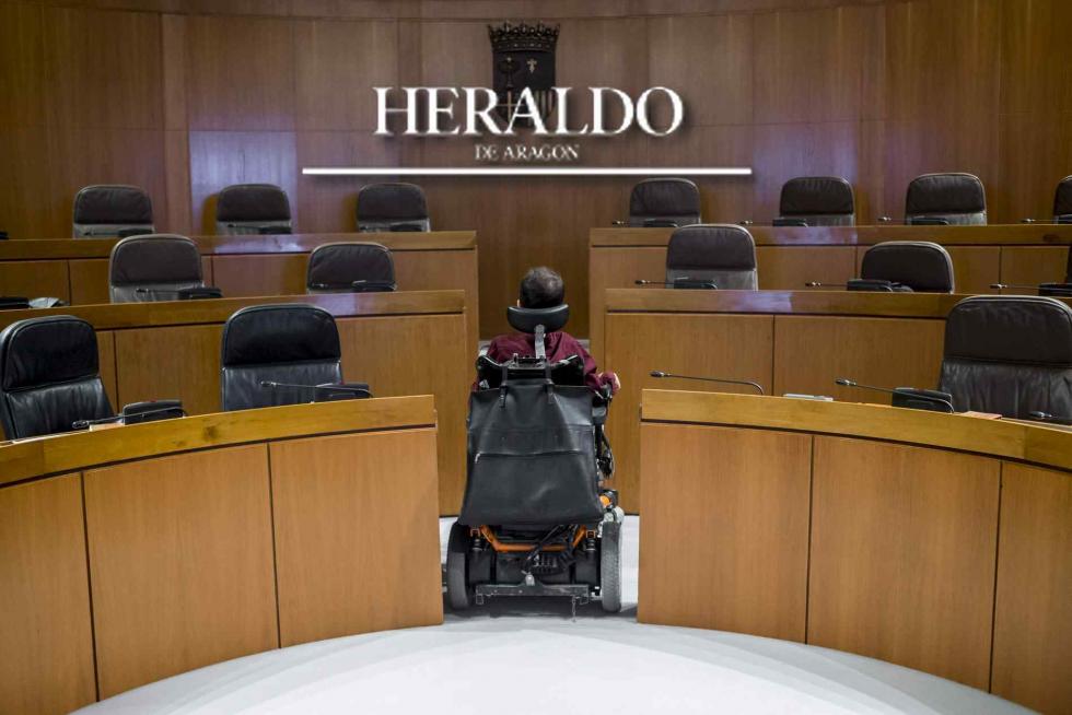 A principios de septiembre, Pablo Echenique anunció que dejaba su escaño en las Cortes de Aragón para centrarse en la política nacional. En junio, el pleno del Ayuntamiento de Zaragoza había reprobado al secretario general de Podemos Aragón por haber pagado en 'negro' a su asistente personal, exclusiva de HERALDO un año atrás: la moción recibió los apoyos de PP, Ciudadanos y CHA y no tuvo votos en contra, dado que ZEC y PSOE optaron por abstenerse. Echenique también recibió una dura reprimenda en las Cortes de Aragón. En mayo la Inspección de Trabajo comunicó a Echenique la multa por infracción «muy grave».