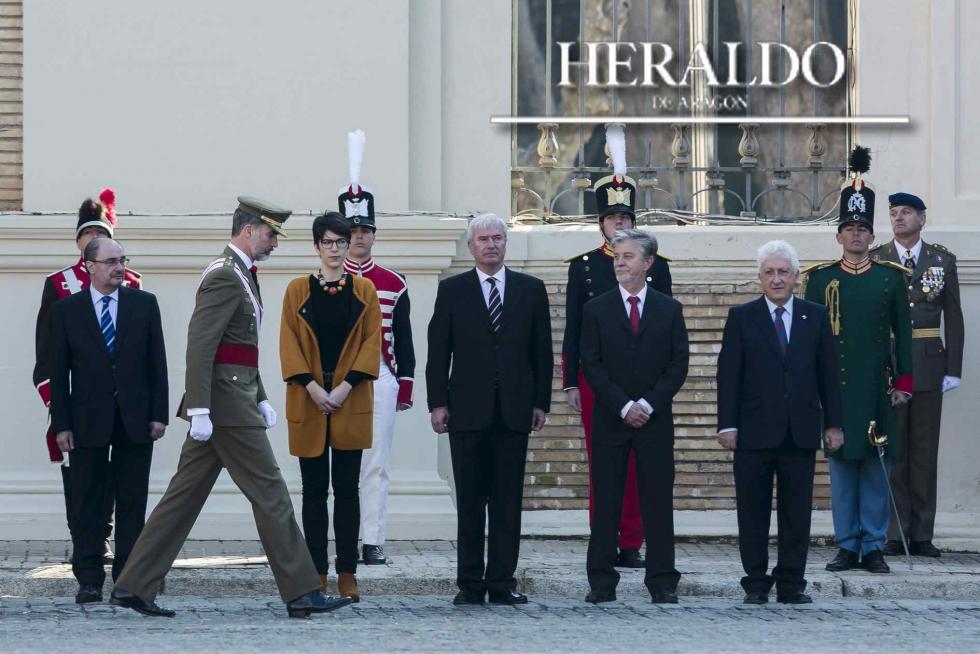 El 20 de febrero, el rey Felipe VI presidió el acto militar de conmemoración del 75 aniversario de la tercera época de la Academia General Militar, el 90 de su reapertura en Zaragoza y el 135 de su creación. El Rey pasa ante Javier Lambán, Violeta Barba, Gustavo Alcalde, Pedro Santisteve y Fernando García Vicente, presentes en el patio de la Academia. El Rey recibió una emotiva fotografía de cuando tenía 17 años y estudiaba en la AGM.