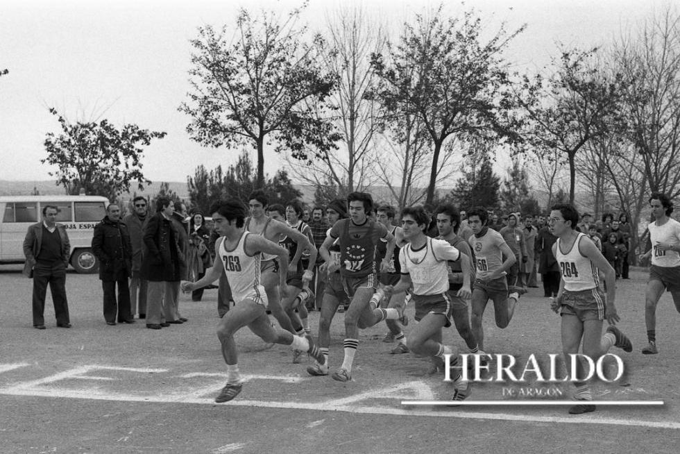Celebración de la XXXVII Copa San Valero de cross con motivo de la festividad del patrón de Zaragoza hace ahora 40 años, el 29 de enero de 1978. El aragonés, con ficha por el C. N. Barcelona, Amado Hernández, fue el ganador absoluto. Por equipos venció el C. N. Helios.