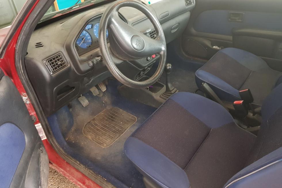 Un coche del Salud, sin dirección asistida ni aire acondicionado. Los profesionales aseguran que tampoco disponen de cadenas.