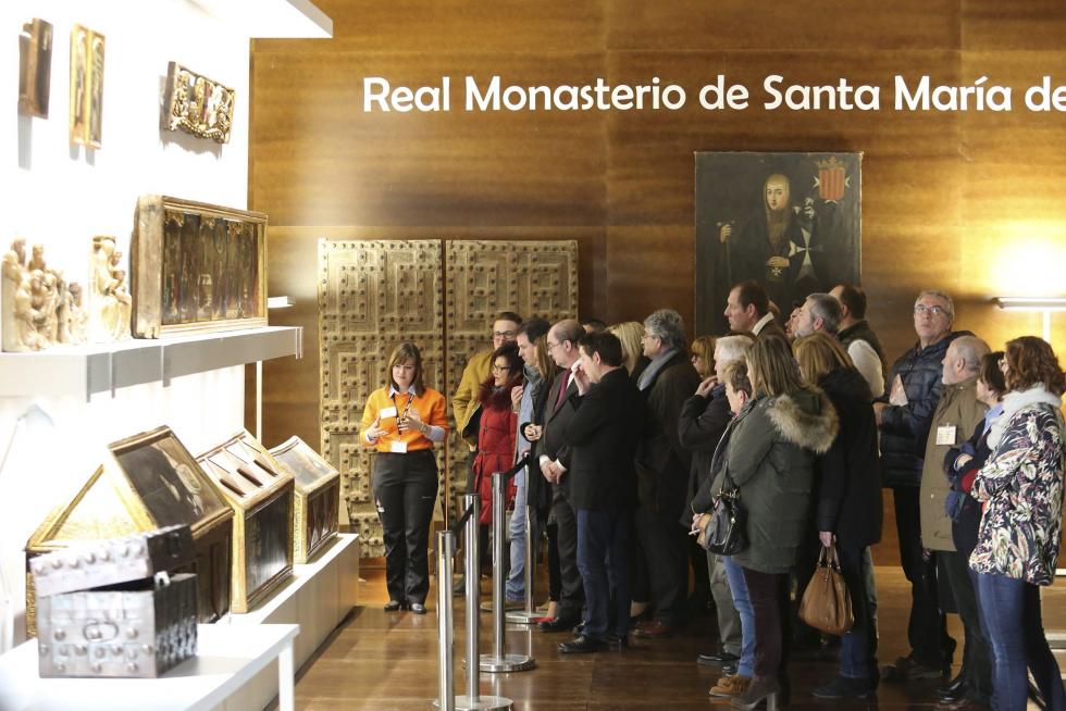 Visitantes contemplando algunos de los bienes expuestos en el Monasterio de Sijena.