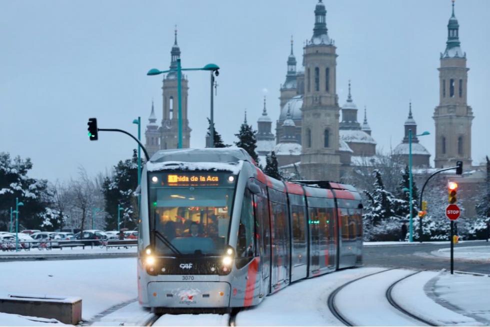 Este miércoles Zaragoza ha amanecido cubierta por una fina capa de nieve