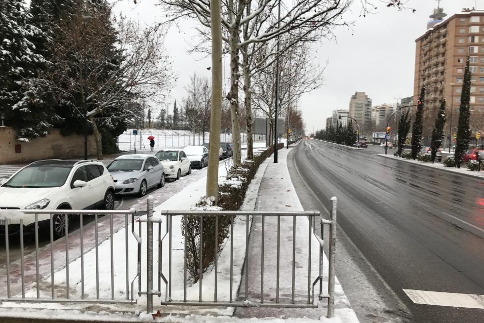 Este miércoles Zaragoza ha amanecido cubierta por una fina capa de nieve