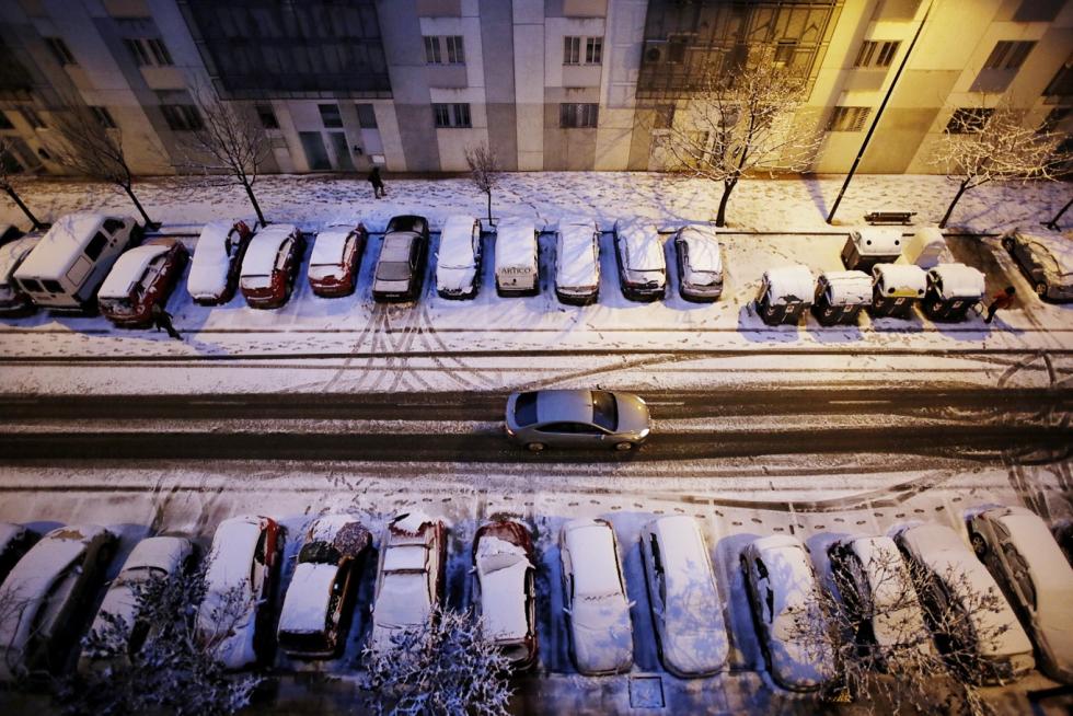 Este miércoles Zaragoza ha amanecido cubierta por una fina capa de nieve