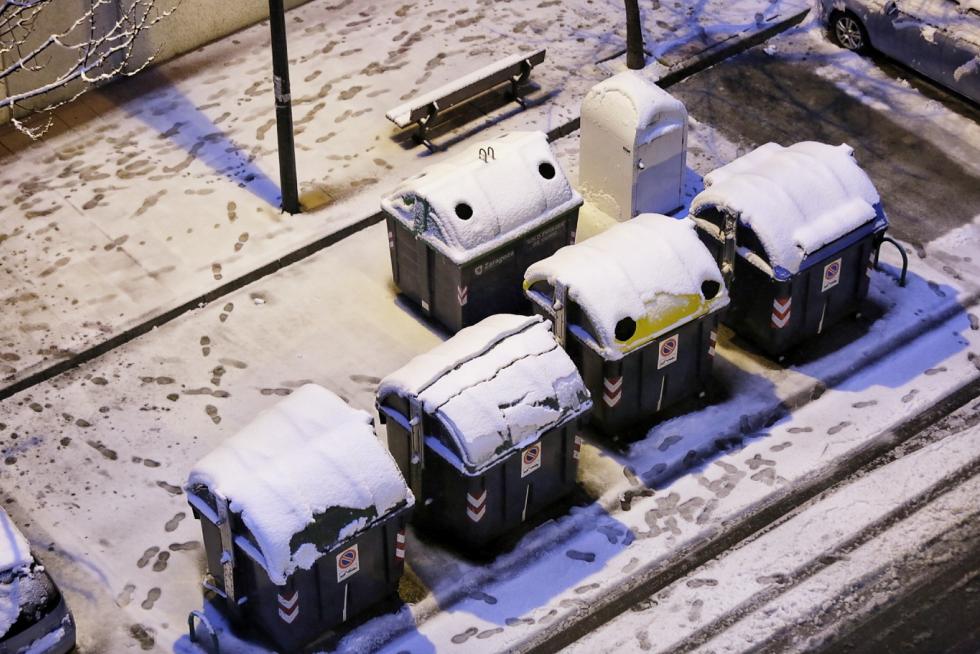 Este miércoles Zaragoza ha amanecido cubierta por una fina capa de nieve