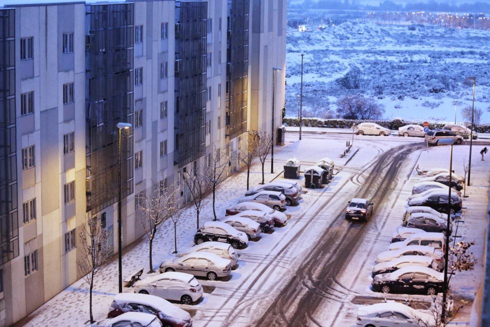 Este miércoles Zaragoza ha amanecido cubierta por una fina capa de nieve