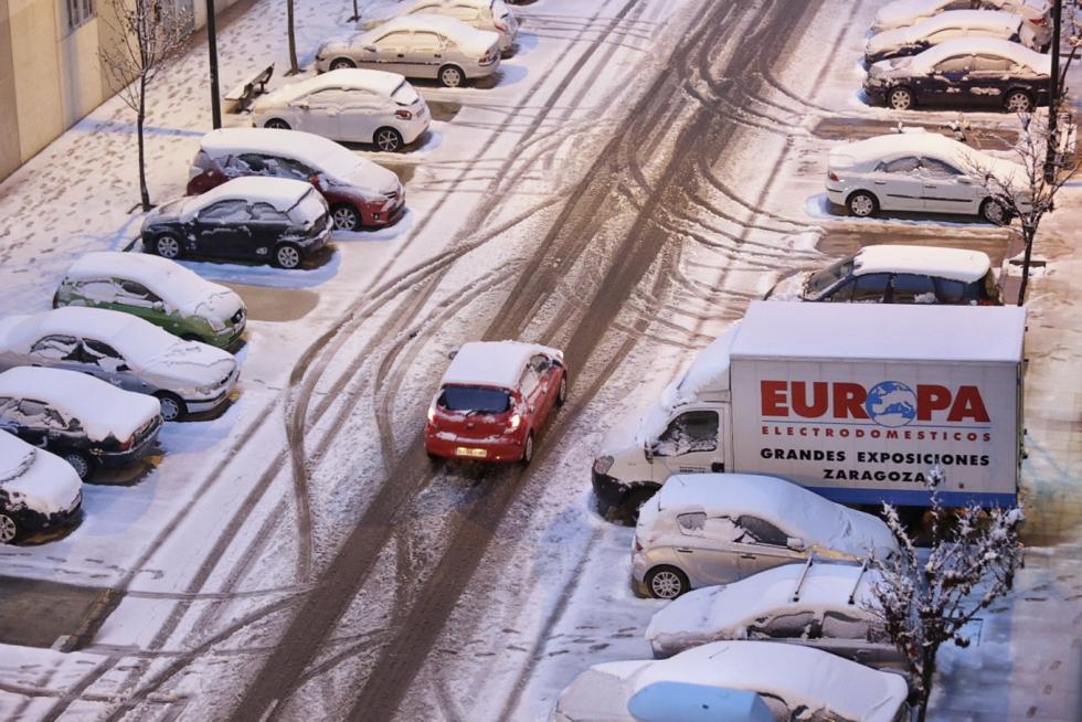 Este miércoles Zaragoza ha amanecido cubierta por una fina capa de nieve