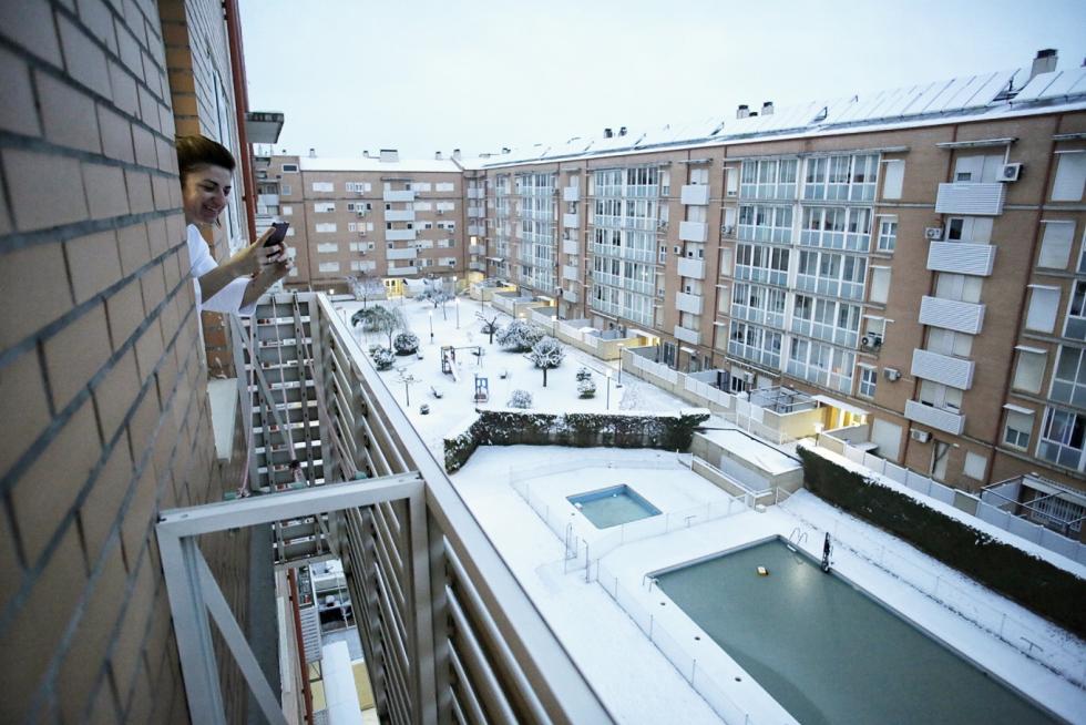 Este miércoles Zaragoza ha amanecido cubierta por una fina capa de nieve
