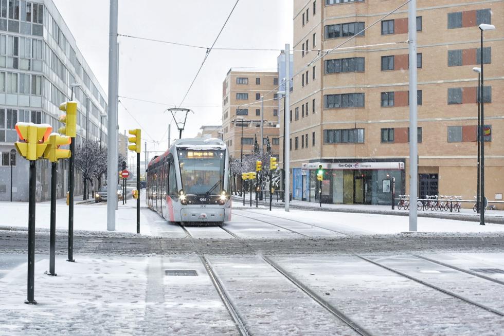Este miércoles Zaragoza ha amanecido cubierta por una fina capa de nieve