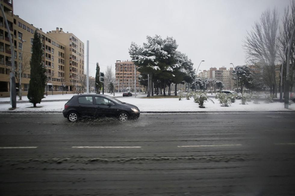Este miércoles Zaragoza ha amanecido cubierta por una fina capa de nieve