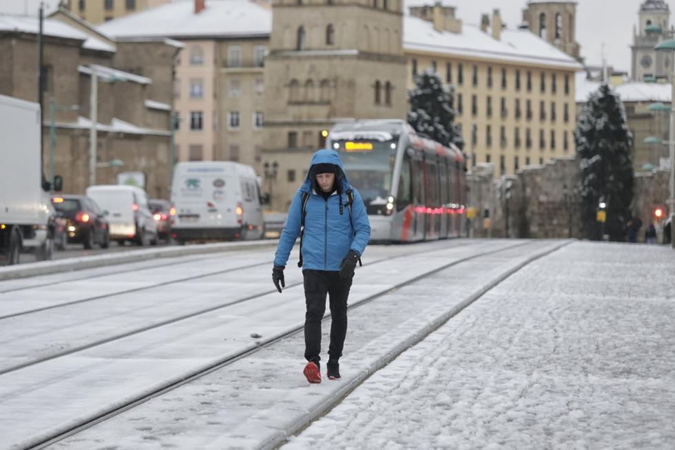 Este miércoles Zaragoza ha amanecido cubierta por una fina capa de nieve