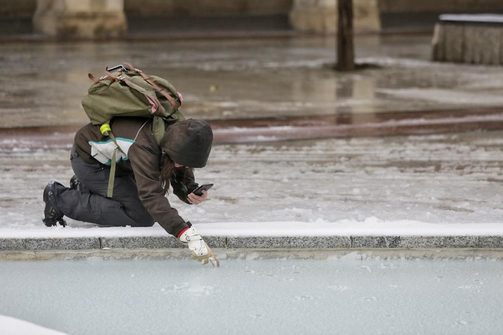 Este miércoles Zaragoza ha amanecido cubierta por una fina capa de nieve