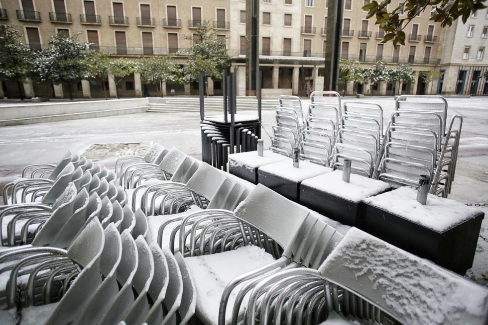 Este miércoles Zaragoza ha amanecido cubierta por una fina capa de nieve