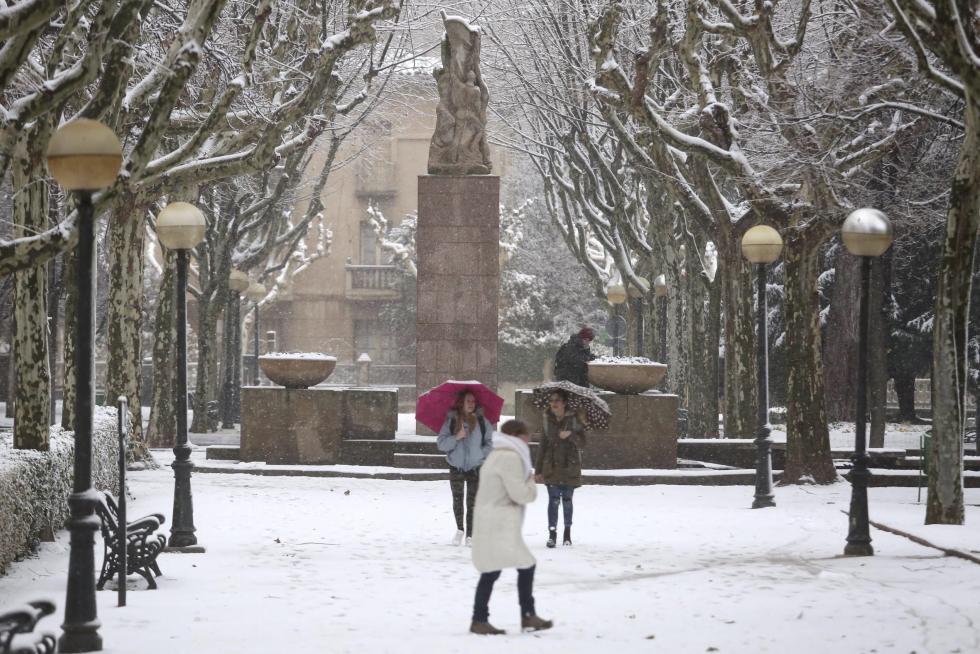 Las calles de Huesca tambien amanecieron cubiertas de nieve