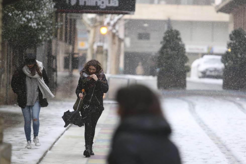 Las calles de Huesca tambien amanecieron cubiertas de nieve