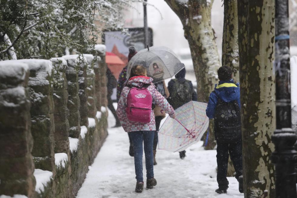Las calles de Huesca tambien amanecieron cubiertas de nieve