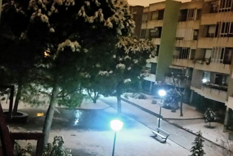 Este miércoles la capital aragonesa ha amanecido cubierta por una fina capa de nieve