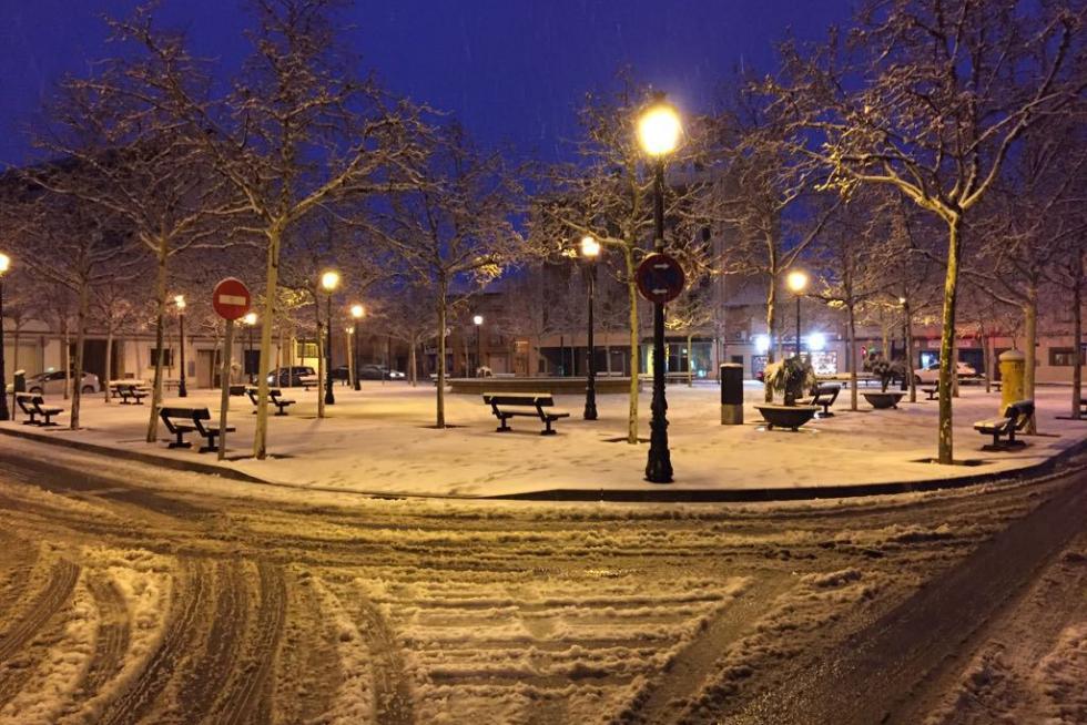 Este miércoles Zaragoza ha amanecido cubierta por una fina capa de nieve