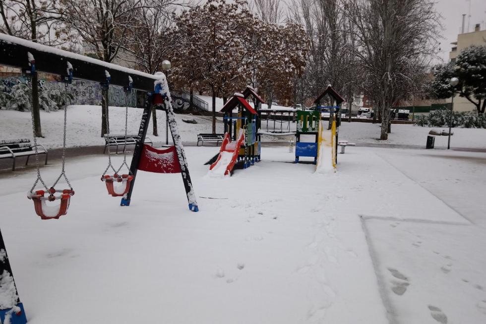 Este miércoles Zaragoza ha amanecido cubierta por una fina capa de nieve