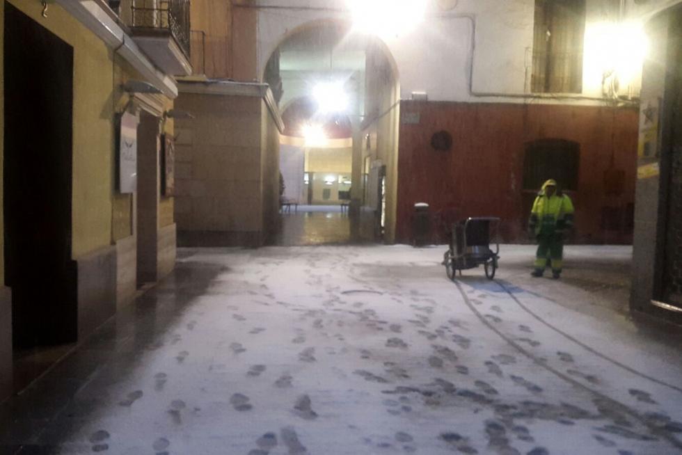 Operarios municipales de Huesca realizando labores de limpieza.