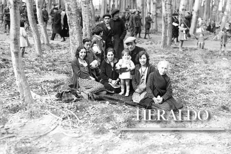Una familia durante la celebración de la Cincomarzada en la arboleda de Macanaz de Zaragoza en los años 30.