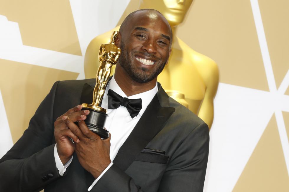 Mejor cortometraje de animación: "Dear Basketball" (Verizon go90). Kobe Bryant posa con la estatuilla.