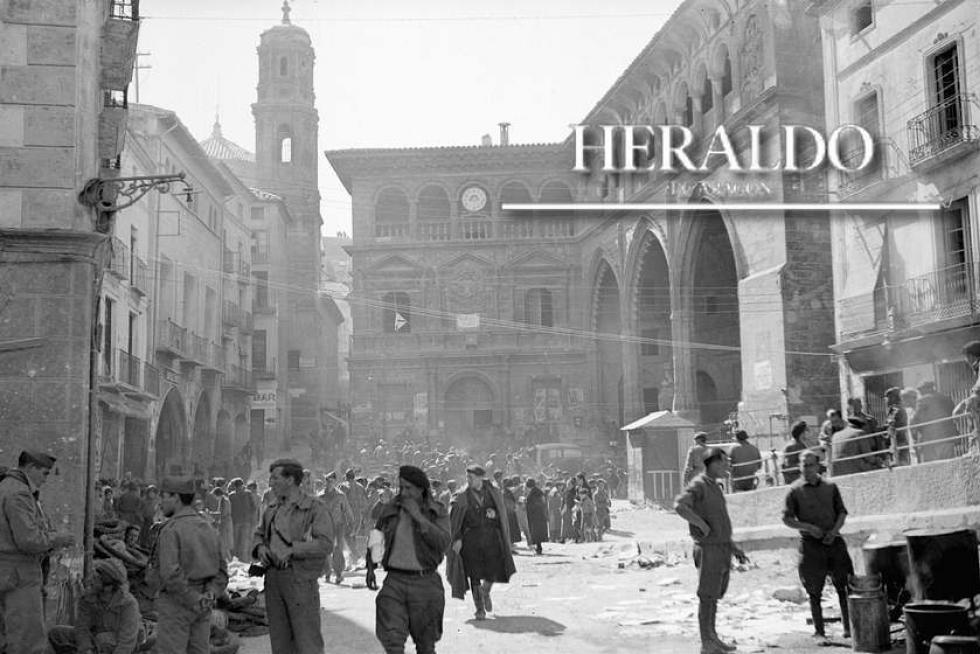 Hace ahora 80 años del duro y rápido combate de las tropas franquistas que ocuparon la localidad de Alcañiz. En la fotografía, la plaza Mayor de Alcaniz tras la ocupación en marzo de 1938.