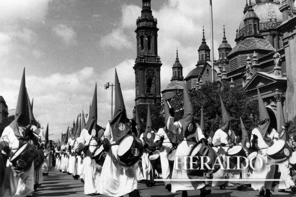 Procesión de las Siete Palabras en la mañana del Viernes Santo de la Cofradía de las Siete Palabras y de San Juan Evangelista pasando por la plaza del Pilar de Zaragoza en los años 70.