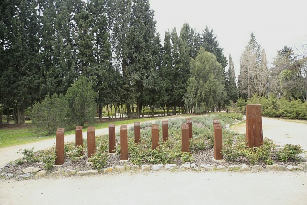 Fotos Arrancan una pieza del monumento 'Las Trece Rosas' del parque