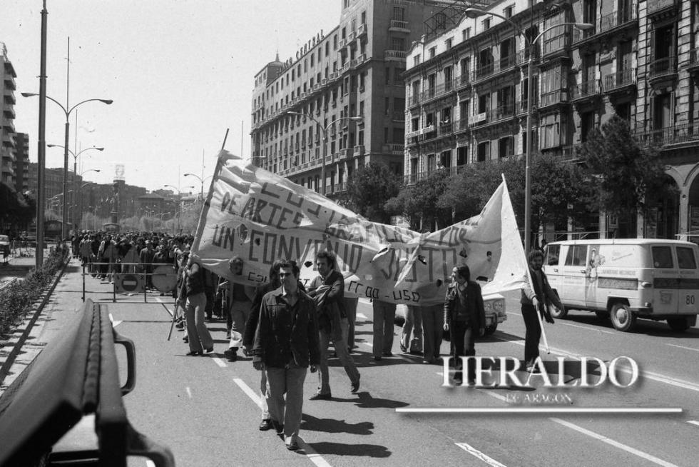 Varios miles de personas se manifestaron el 1 de mayo de 1978 por las calles de Zaragoza encabezados por los dirigentes de los sindicatos CC. OO., CSUT, UGT y USO y por los líderes de los partidos políticos.
