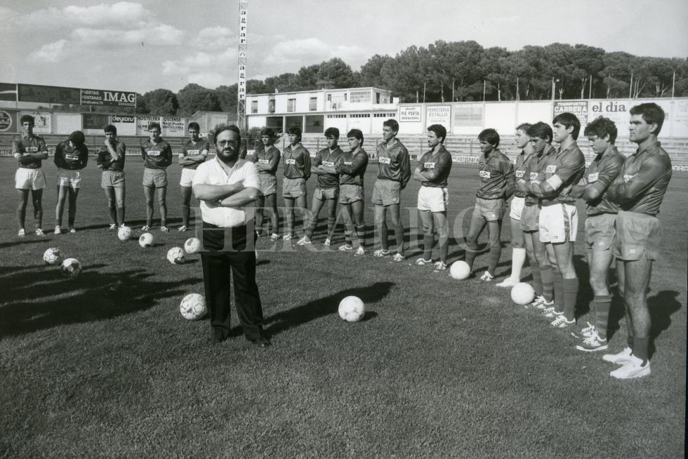 La plantilla del Huesca de la temporada 87-88 con Néstor Gavín, presidente de la entidad, en primer término | Fernando Paules