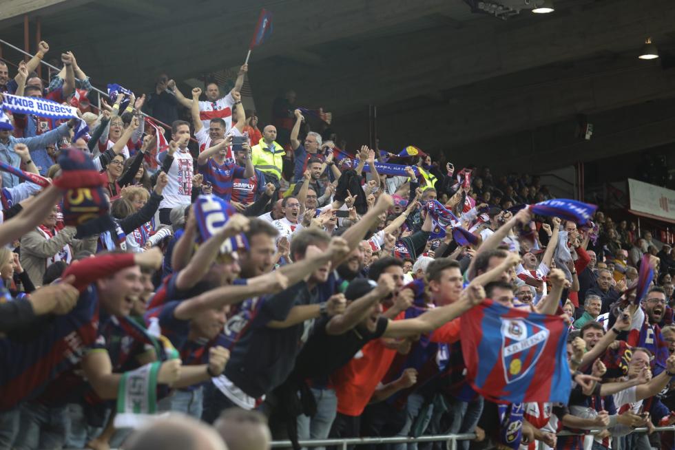 La SD Huesca en Primera: Las mejores fotografías de un partido histórico