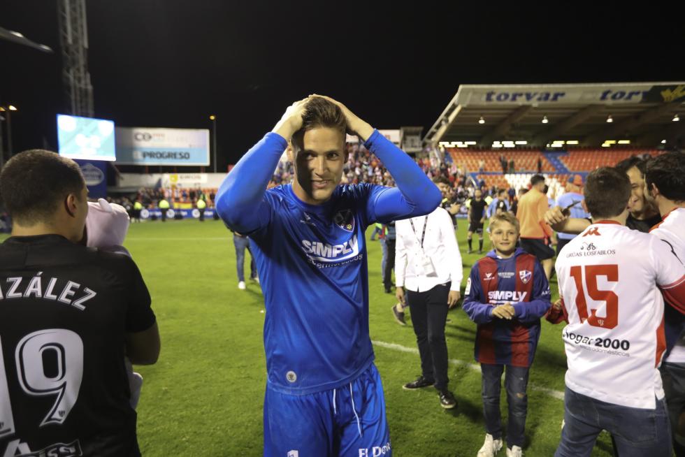 El guardameta Remiro celebra en el césped del Anxo Carro el ascenso del Huesca a Primera División.