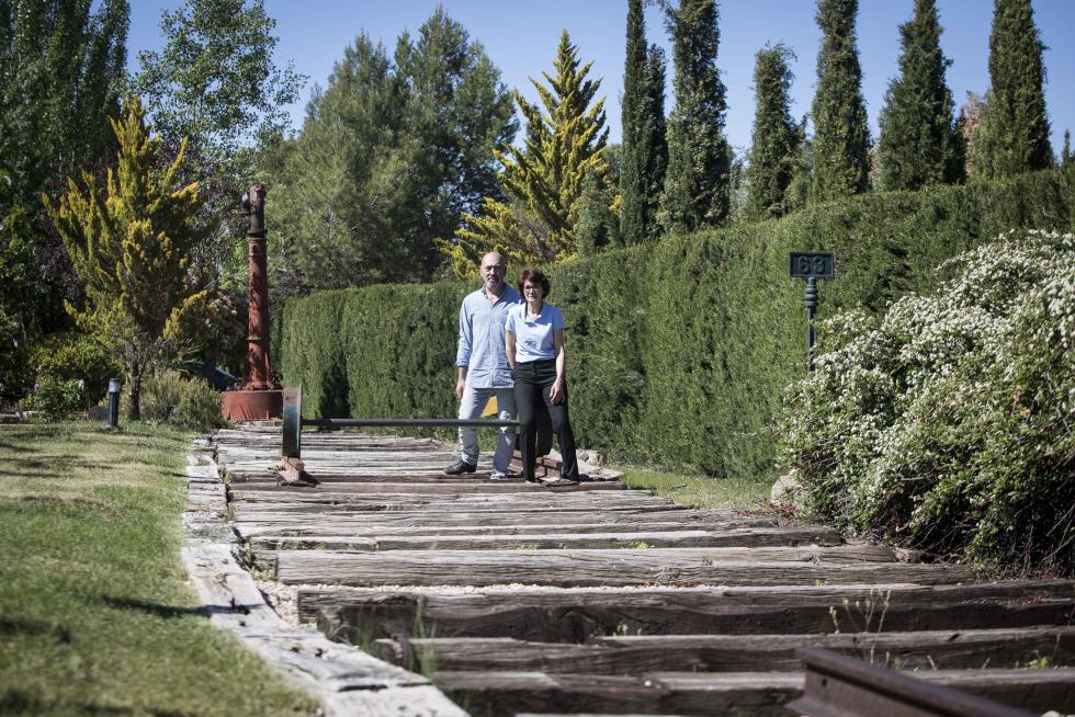 José Luis Guimera y Maruja Gerona, en los jardines 'ferroviarios' de la Parada del Compte.