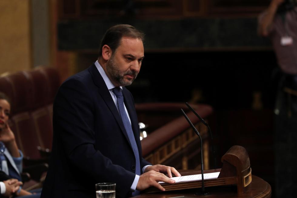 Abalós durante la moción de censura.