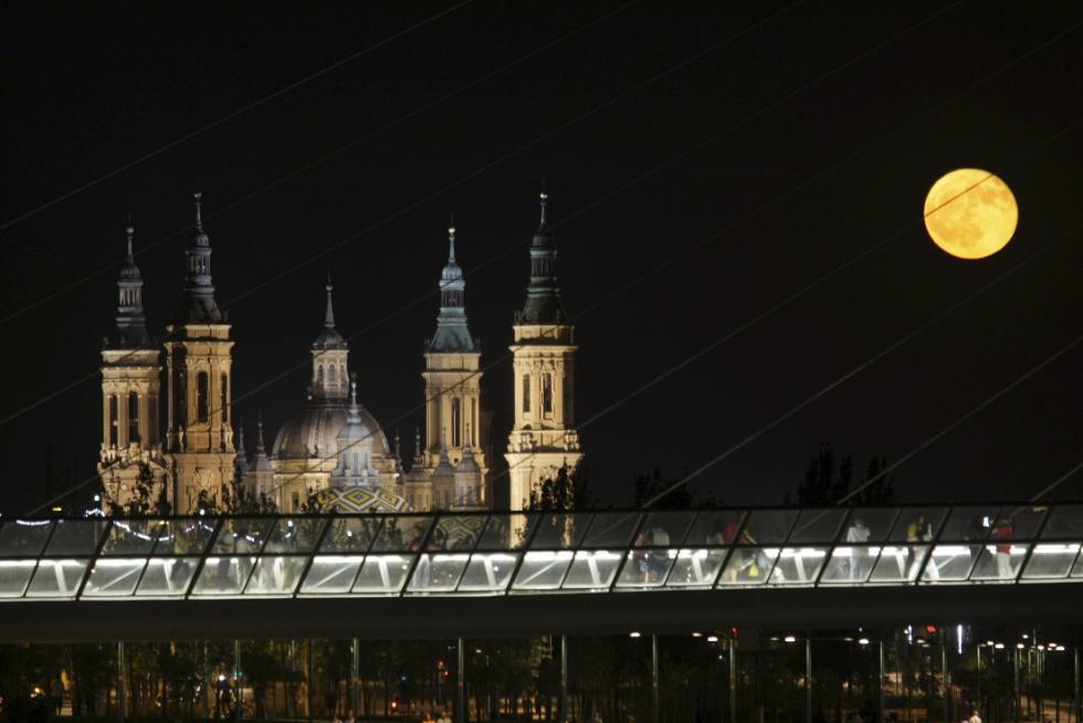Vistas de la Basílica del Pilar de noche desde la Expo