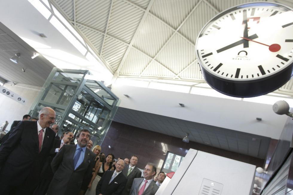 Pascal Couchepin, presidente de la Confederación Helvética, entrega de un reloj suizo a la estación del Portillo de Zaragoza.