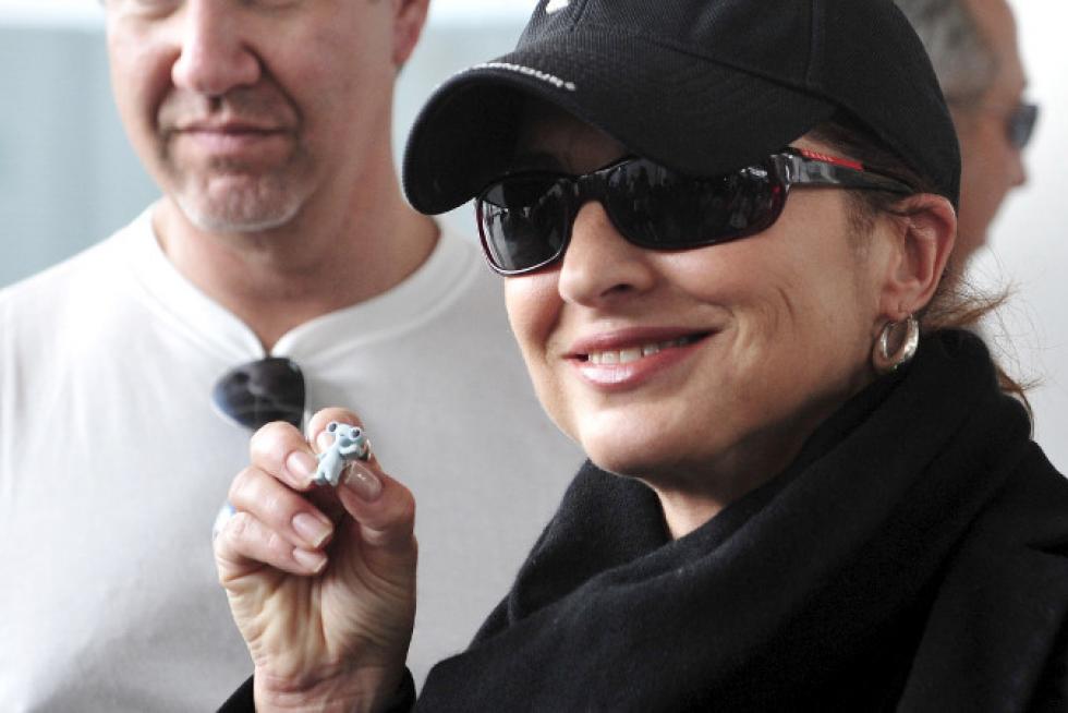 La cantante Gloria Estefan con un muñequito Fluvi