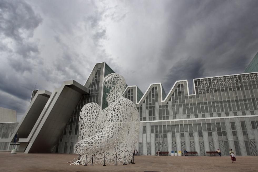 La escultura el Alma del Ebro de Jaume Plensa y el Palacio de los Congresos