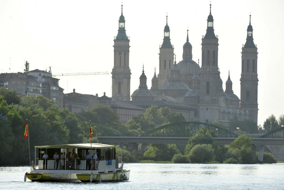 Ebrobus navegando por el río Ebro