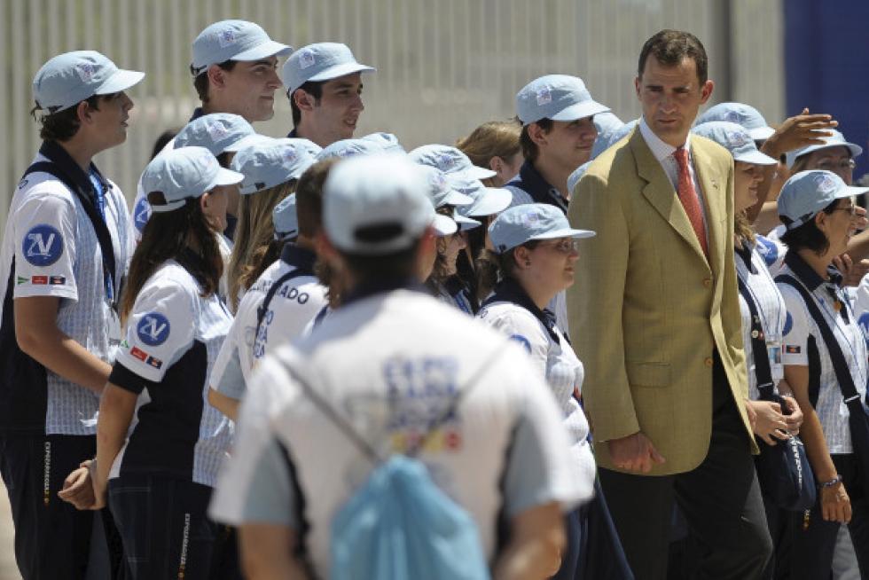 Los entonces príncipes de Asturias visitaron los pabellones de las comunidades autónomas. En la imagen, el actual Rey de España junto a los voluntarios.