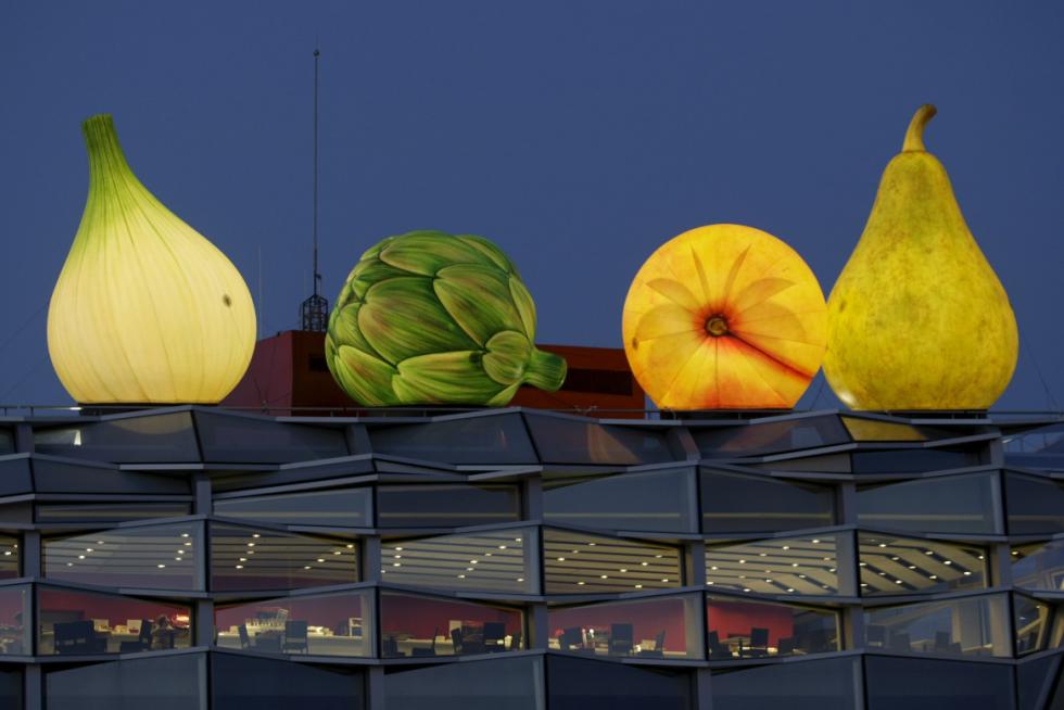 Las frutas del Pabellón de Aragón se iluminaban de noche