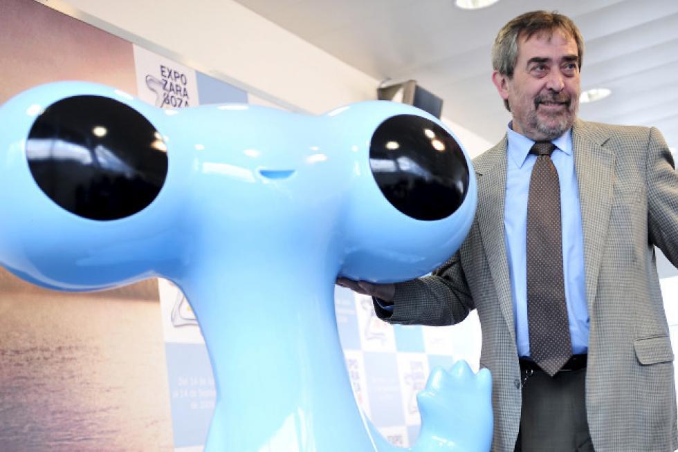 El entonces alcalde de Zaragoza, Juan Alberto Belloch, junto a la mascota Fluvi