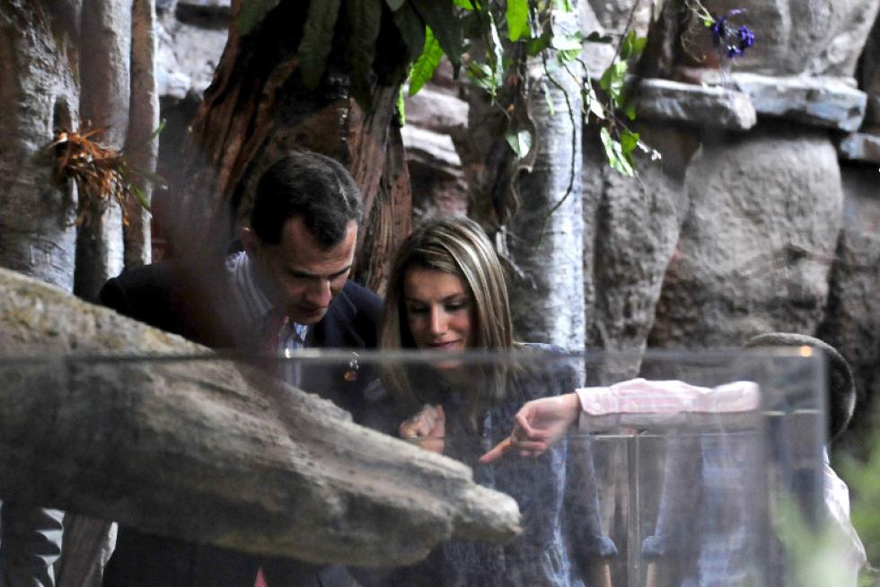 Los entonces Príncipes de Asturias visitando el Aquario de la Expo