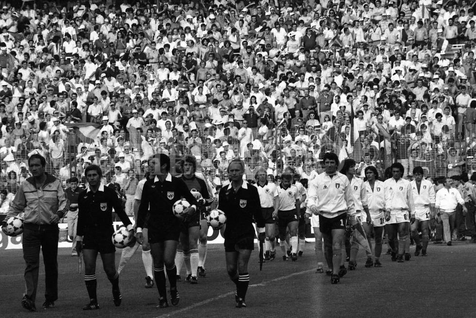 Final del Mundial 82 en el Bernabéu: Partido Italia - Alemania. Las selecciones de Italia y Alemania saltan al Bernabéu para disputar la final que ganaron los italianos por 3-1.